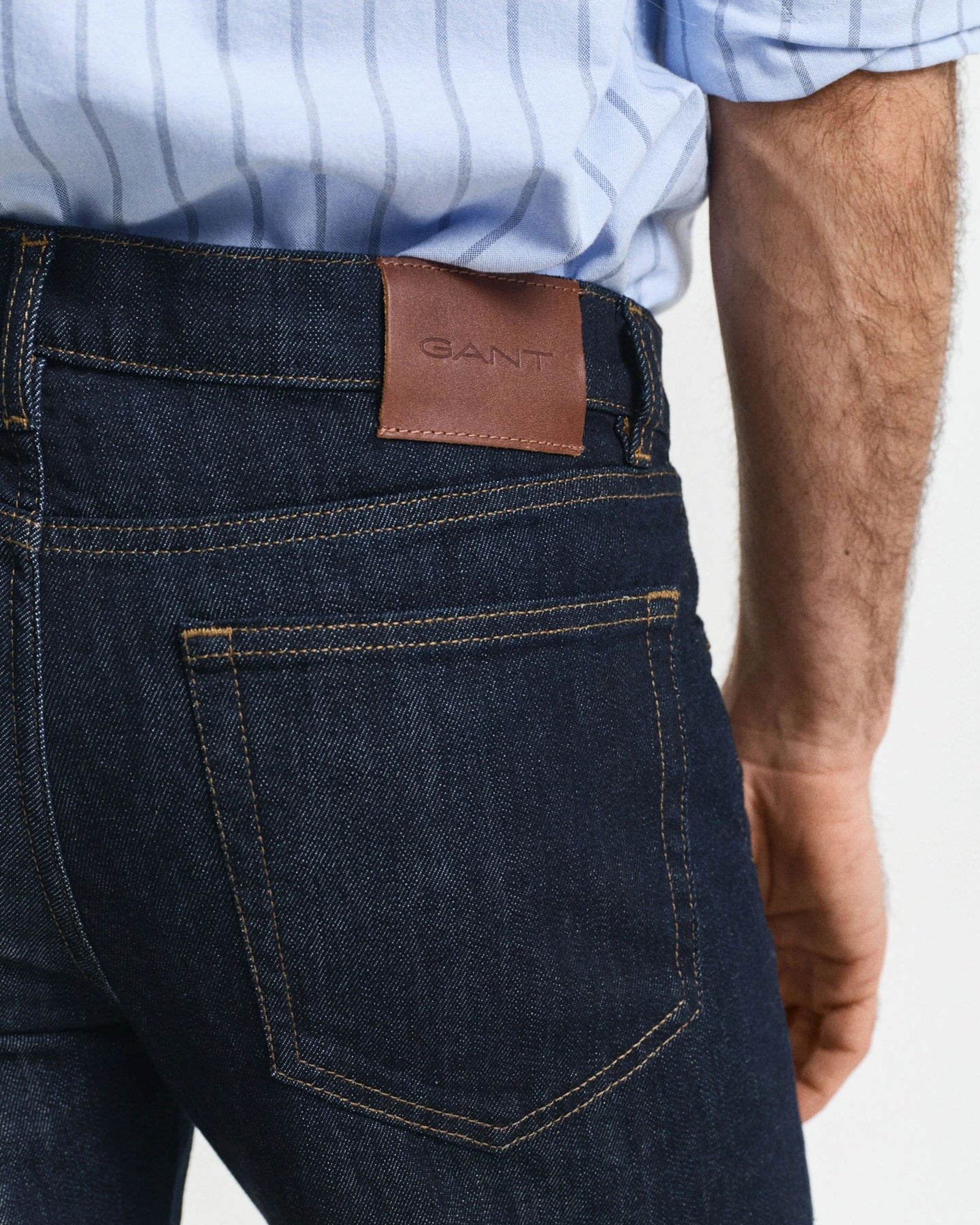 GANT - Regular Fit Jeans in Clean Dark Blue Wash 1000423 960