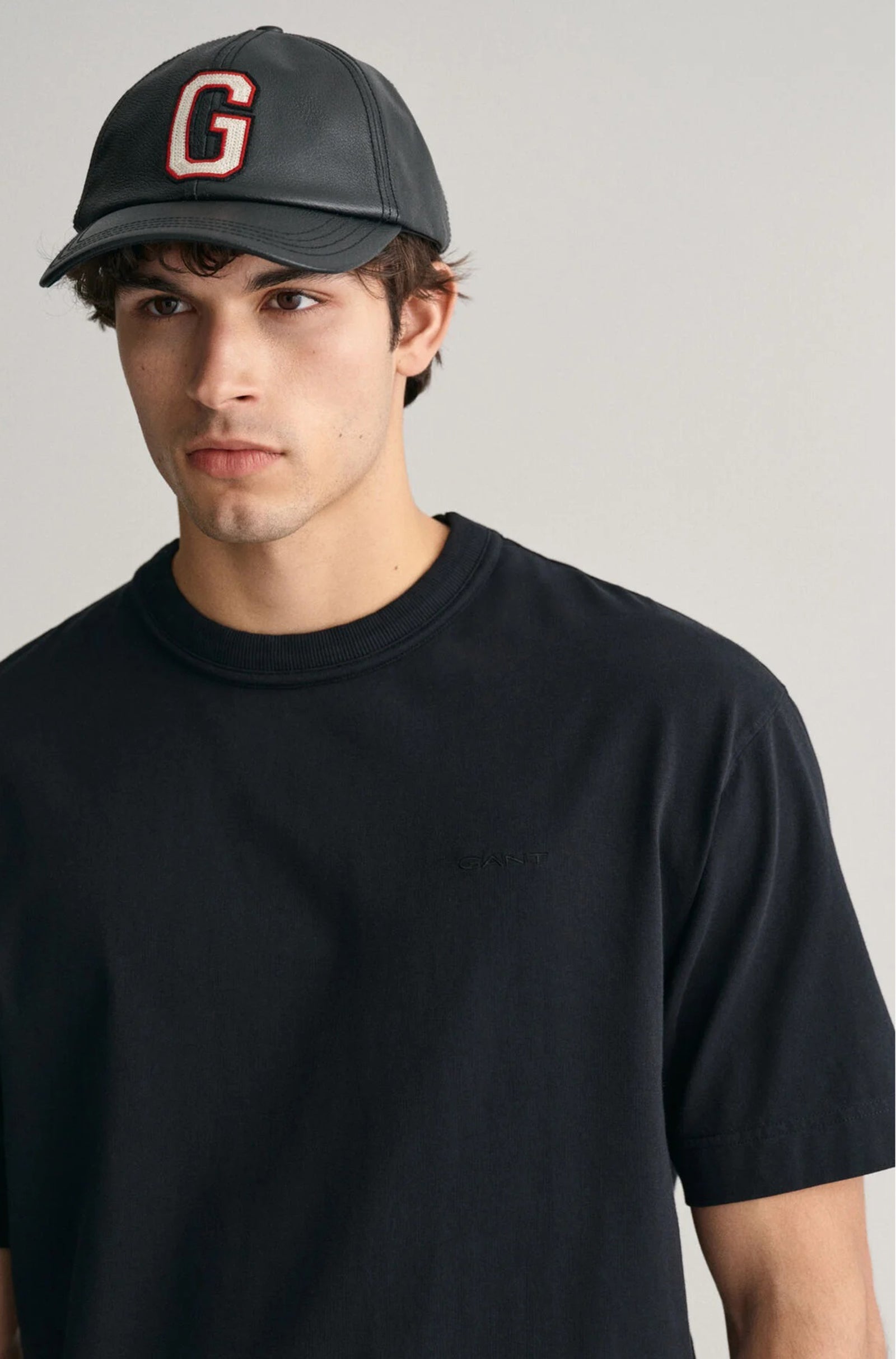 GANT - Logo Relaxed Fit T-Shirt In Black 2015050 005