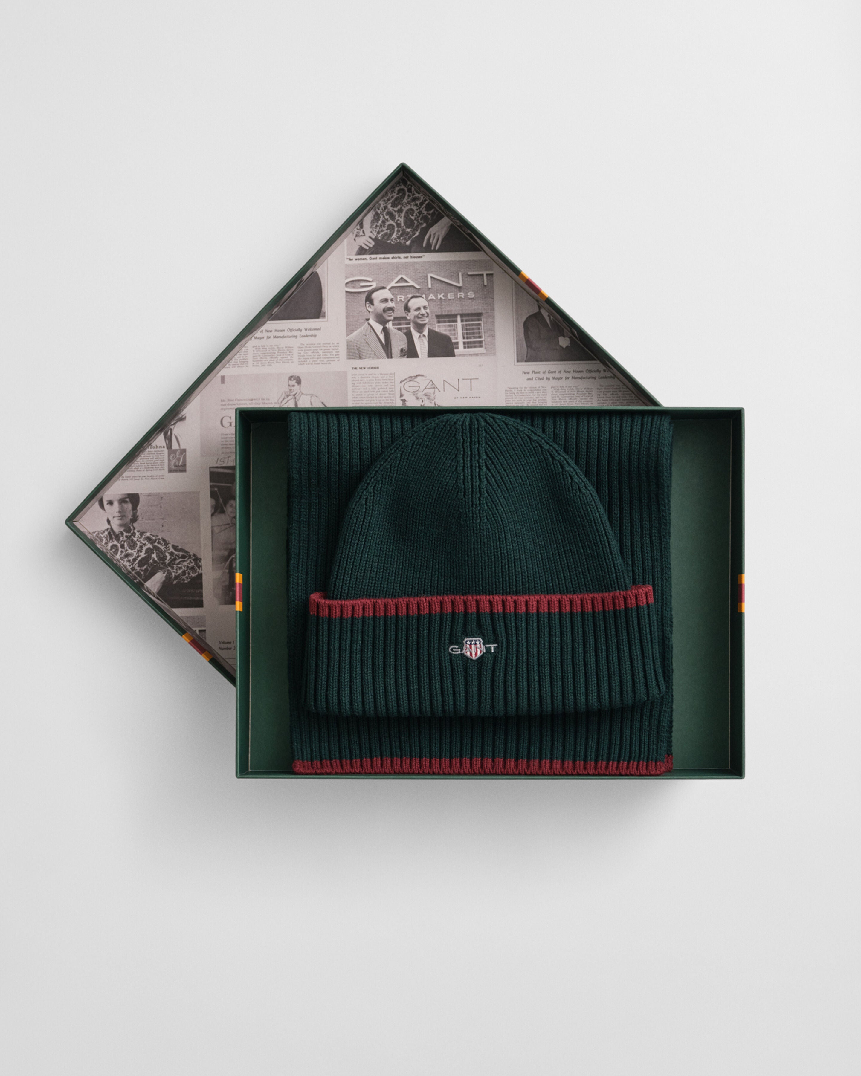 GANT - Essential Hat and Scarf Gift Set in Tartan Green 9910055 374