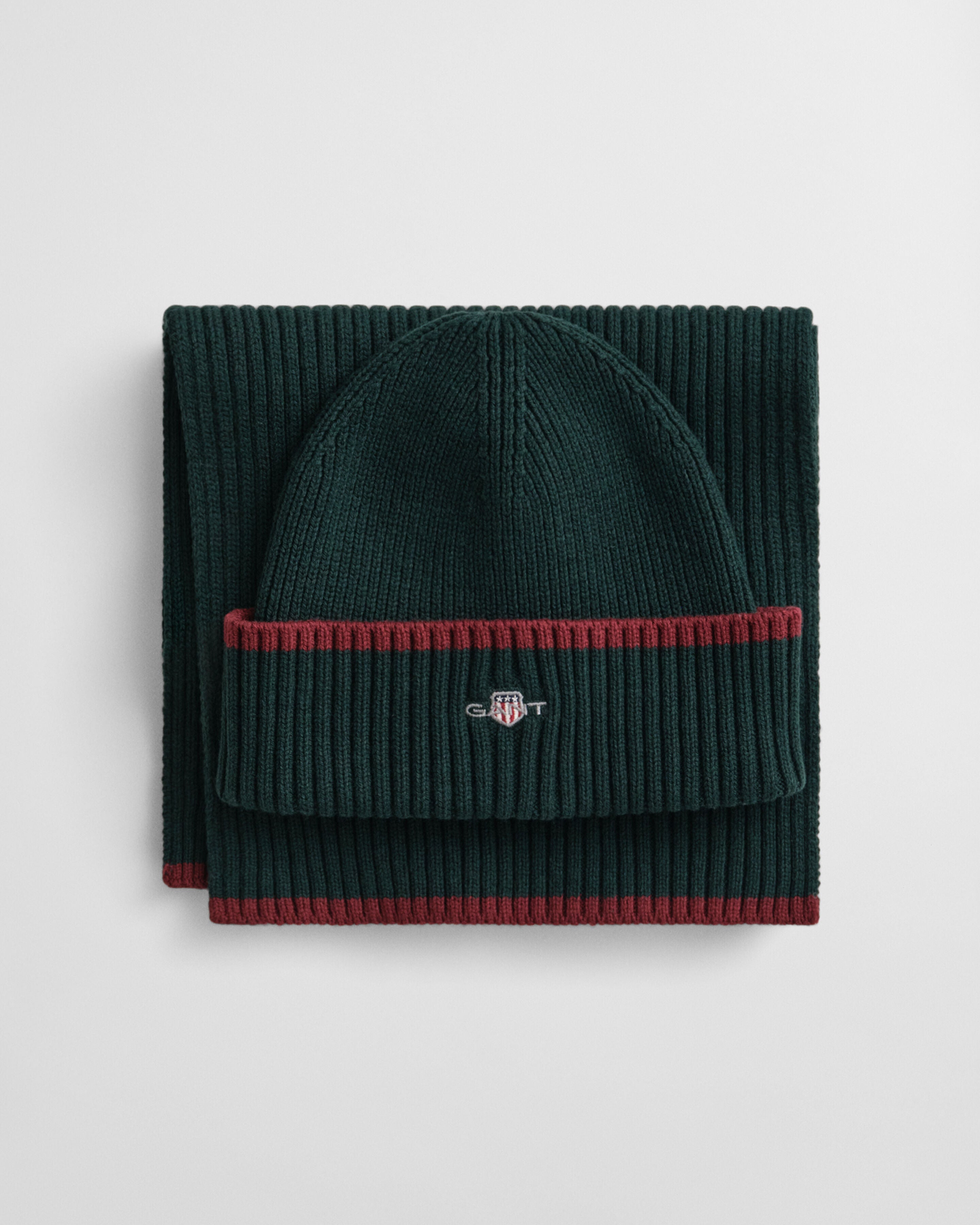 GANT - Essential Hat and Scarf Gift Set in Tartan Green 9910055 374