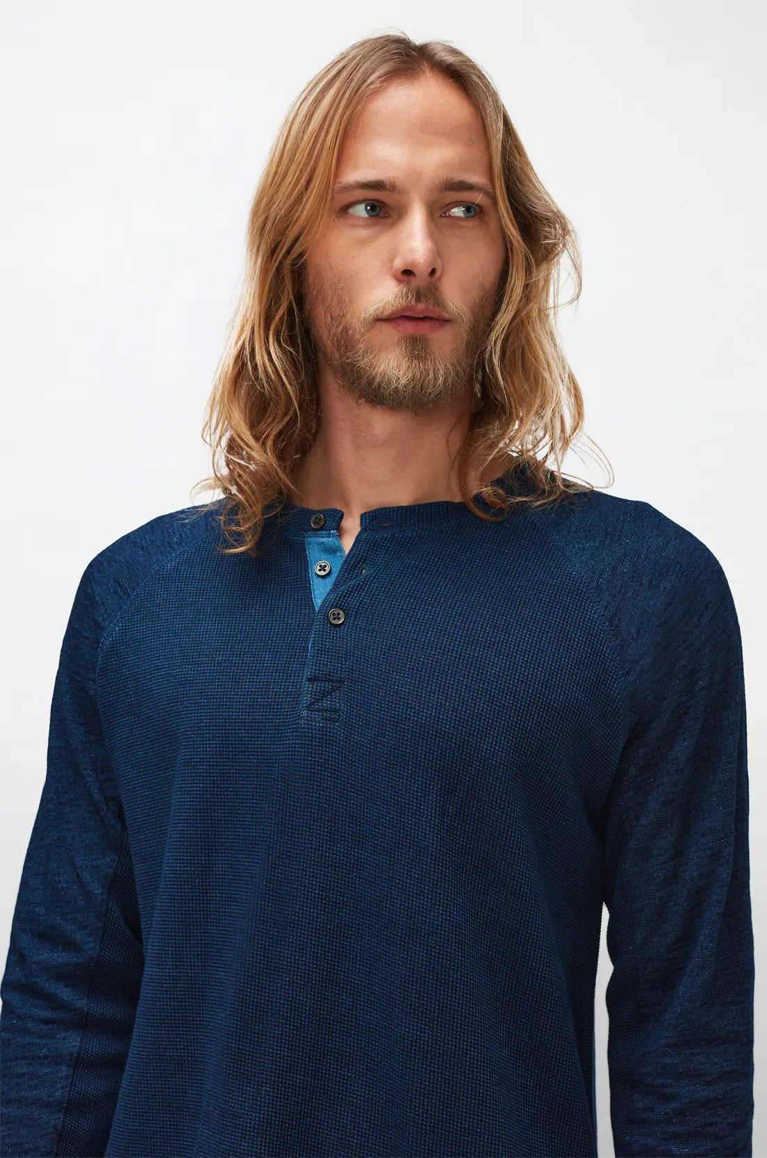 7 FOR ALL MANKIND - Cotton Textured Indigo Henley Tee In Mid Blue JSLM3420IN