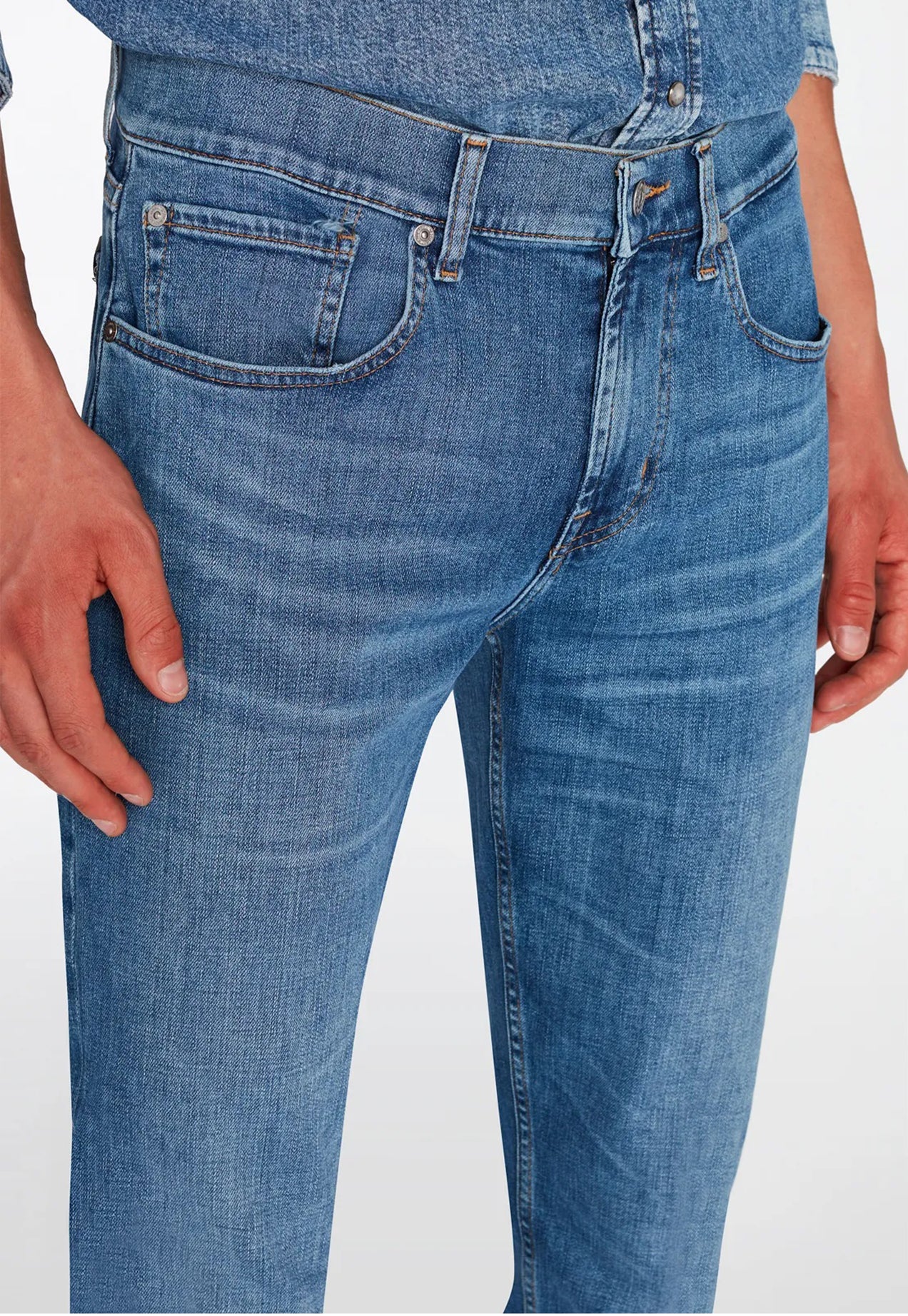 7 FOR ALL MANKIND - SLIMMY TAPERED Stretch Tek Nomad Jeans in Light Blue JSMXC120TO